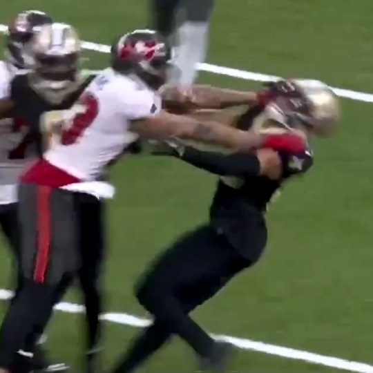 PeterE1223's tweet photo. @kydmarley @Mike_davismix @TheScottWhittle First Mike Evans pushed his chest not his back. Also, it was clear as day that Lattimore was in Brady's face + had his hands on him, if you rewatch it, it even shows that. https://t.co/O1bB4TCk21