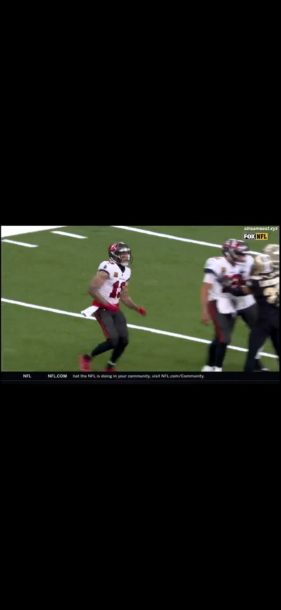 PeterE1223's tweet photo. @kydmarley @Mike_davismix @TheScottWhittle First Mike Evans pushed his chest not his back. Also, it was clear as day that Lattimore was in Brady's face + had his hands on him, if you rewatch it, it even shows that. https://t.co/O1bB4TCk21
