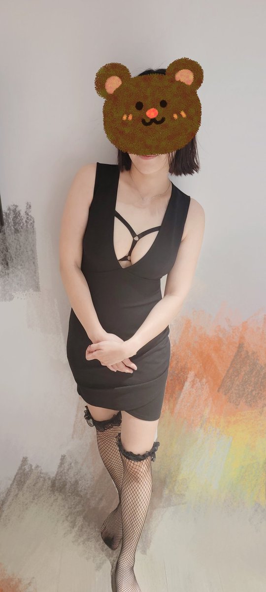 這週要吃某米其林大餐，先來挑衣服..
大家覺得這張如何
這張現在裡面沒內衣只有開胸衣是露乳的
所以現在呈現的是真實的胸型沒有集中深溝😅😅
如果這間要穿出門吃飯 裡面就要打黑色的半罩胸罩 會比較爆乳集中跟深溝😂😂
還是覺得這件太素不適合法料？
網襪也要換掉可能換透膚 https://t.co/BELFP4vrI1