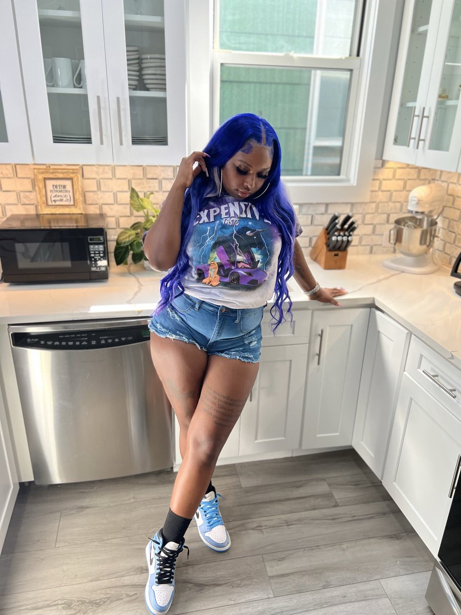 Cassandraa019's tweet photo. Center of attention sweetheart 🦋💜🥶 https://t.co/jGR8tYbKJV