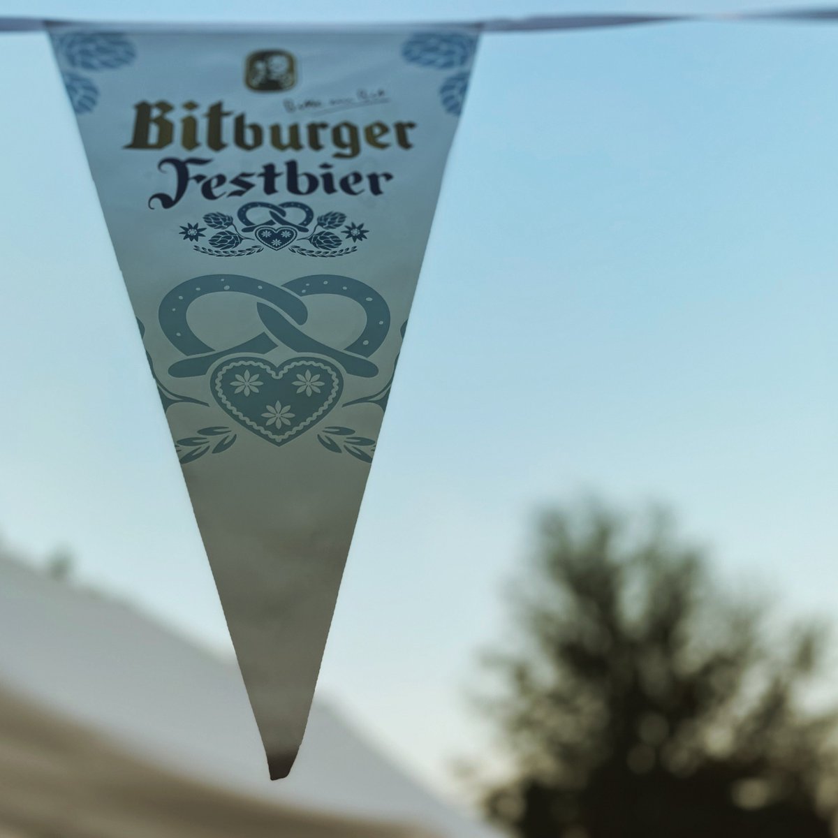 Sauvignonline's tweet photo. #NowSipping #Oktoberfest @bierhaul 

#Beer #Bier #September #schnitzel https://t.co/JOXP6mu3VM
