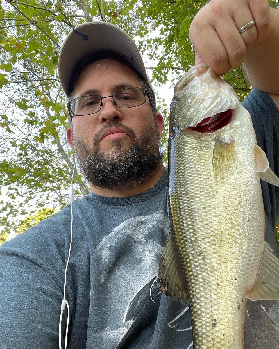 FAAN_910's tweet photo. Took my son to ECU yesterday for a clinic. Decided to find somewhere to fish so found this place called Wildwood park in Greenville. Hurt the leg not paying attention to the decline l, but that bass makes it worthwhile. https://t.co/GwD3RmlMnB