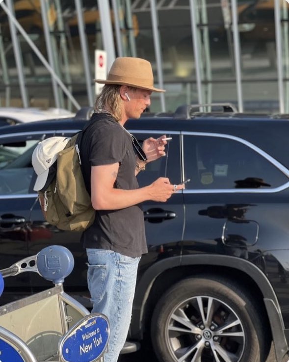 jamie spotted by a fan a few days ago at JFK airport, in NYC. the person  said he smoked 3 cigarettes, one after another 🗣 📸