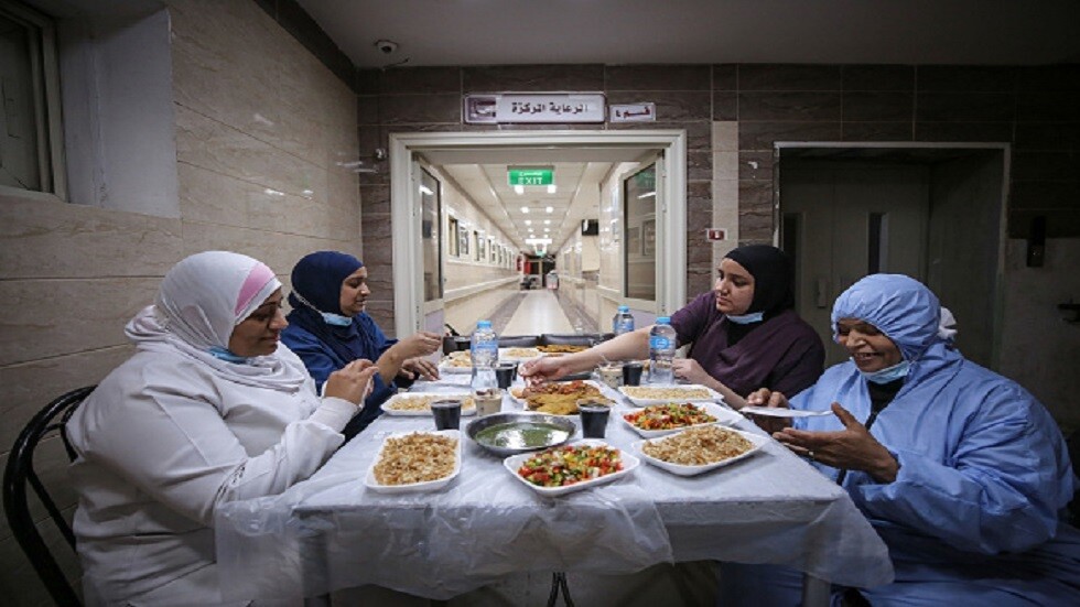 RTarabic's tweet photo. مستشار السيسي: وفيات كورونا صفر والفيروس ضعيف للغاية والوضع أصبح مطمئنا في مصر  
للمزيد: https://t.co/BNZf0YhsVj https://t.co/hAfKUaxm5Q