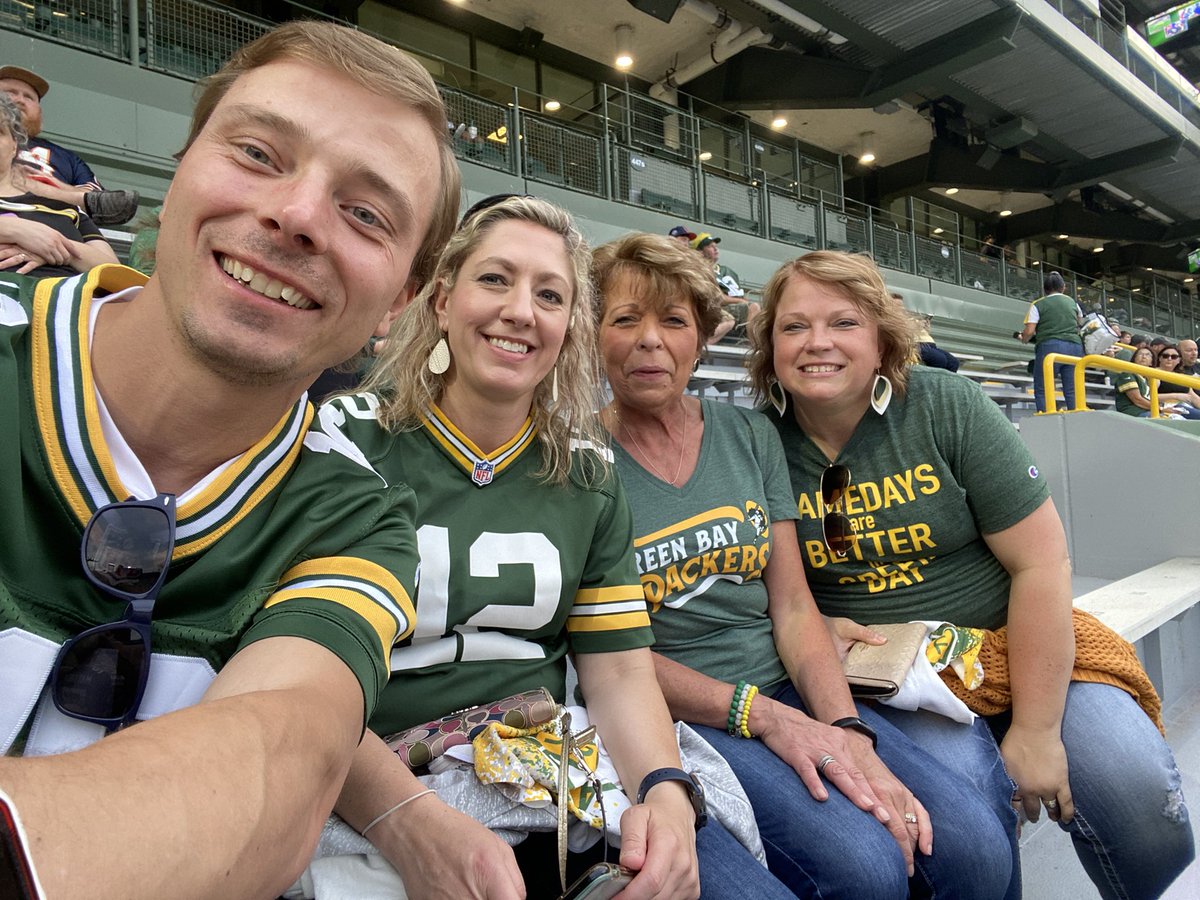 nikid81's tweet photo. Game days are better in Green Bay! #GetLoudLambeau https://t.co/aS2r3chMrq