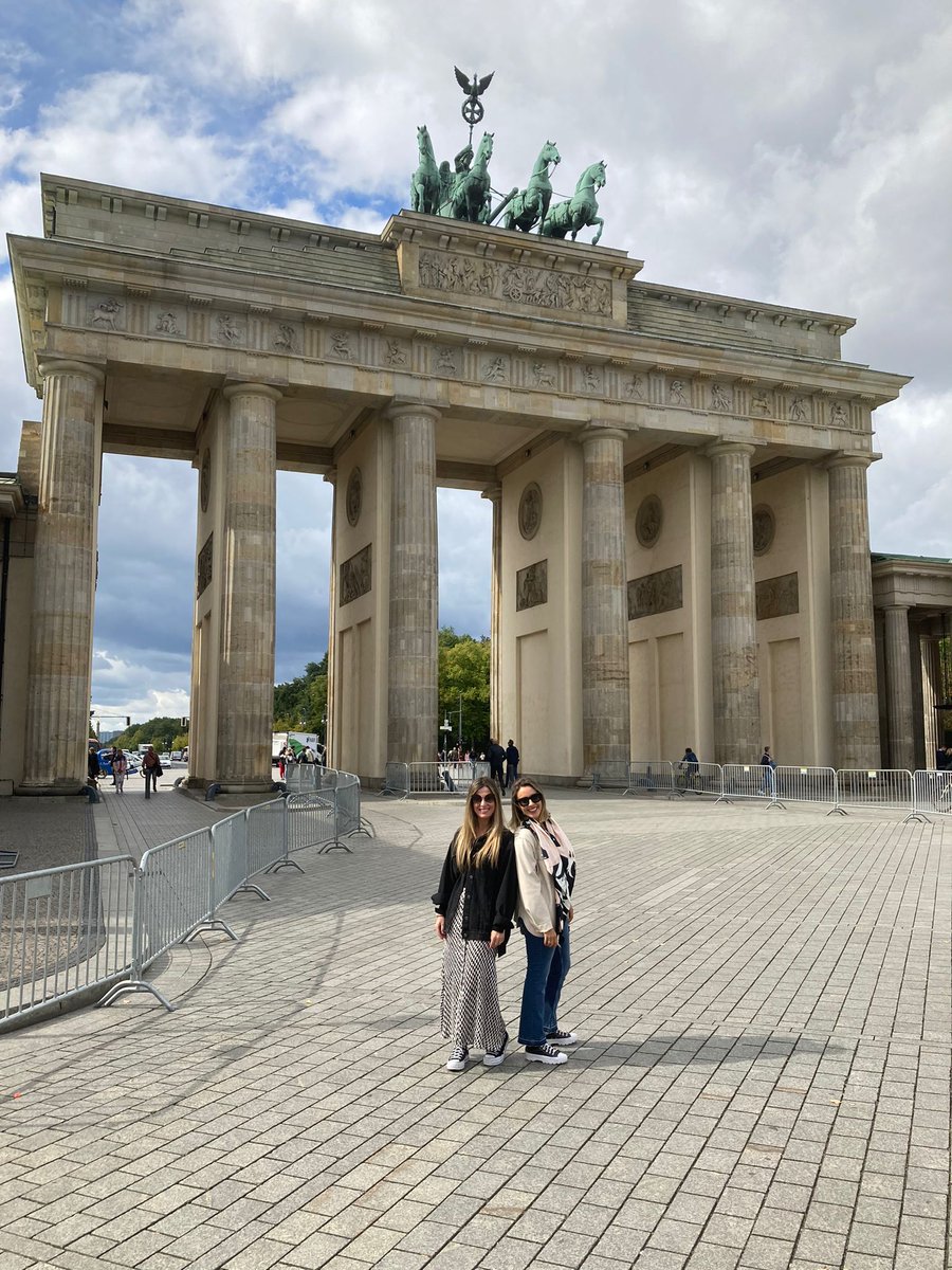 anacorneira's tweet photo. #Berlin #tourist #brandenburgertor https://t.co/ASgn1uObDA
