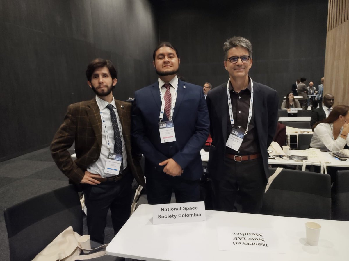 nspacesco's tweet photo. Tengamos una hermosa tarde, familia espacial! Hoy nuestros miembros en #Paris nos  representaron como comisión de  #nsscolombia en el #IAC2022 Ahora somos miembros de la #IAF  y esperamos pronto contarles hacia donde va está nave. Gracias a David Ardila de #jplnasa https://t.co/xevNBwNvdc
