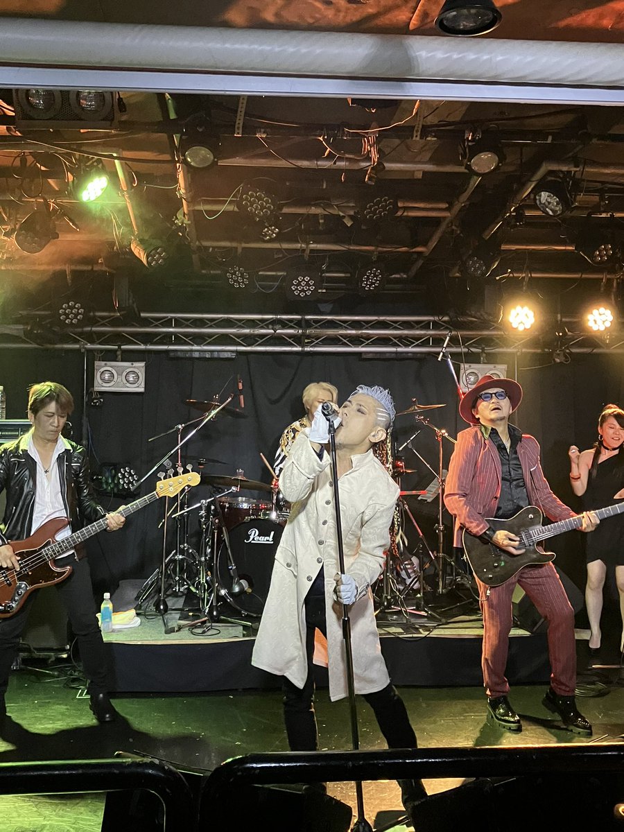 loveloveshowie's tweet photo. @office_RUMOR ワンスタLIVE最高だった！
約35年振りに観たけど、当時と変わらないステージ。京都の頃を思い出させてくれた。ボーカルのカオルさんは、バイト先のレンタルレコード店の店長。全く変わってなく、つい店長と呼んでしまいそう 。バンビさんの光るスネア、渋いもきちさん、クールななおきさん、素敵やわ。 https://t.co/HW9sFZA7WK