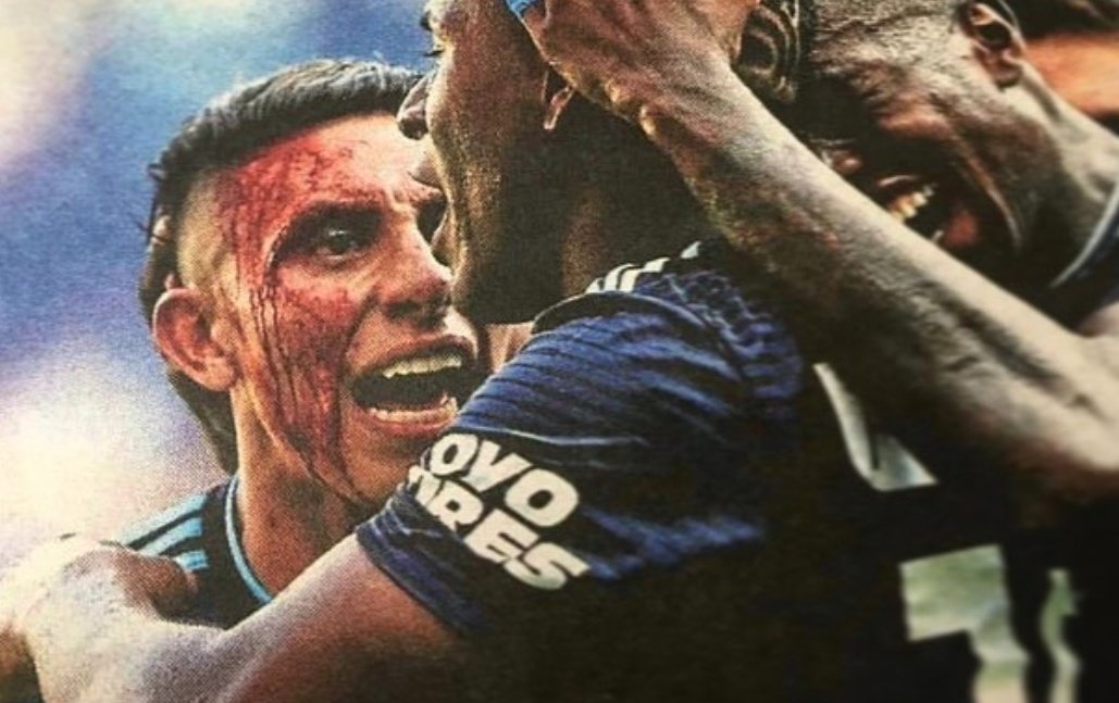 Bacundinho's tweet photo. Al que le decian maricon// Su jugador más aguerrido luego de que le arrojaron una botellita vacia https://t.co/sNvS1IIRFK