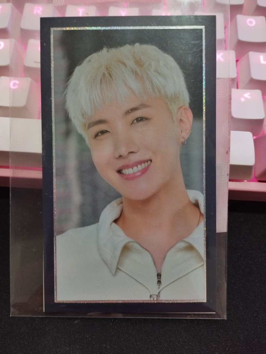 seumi20's tweet photo. wts lfb ph

jhope ptd la message card 
50 payo 🫶🏻

- mint condi!
- loc: zam

note, mint to. nasa sleeves yung dent hehe dm me!

wts lfb ph hobi jhope ptd la message card https://t.co/852zNwJ5cD