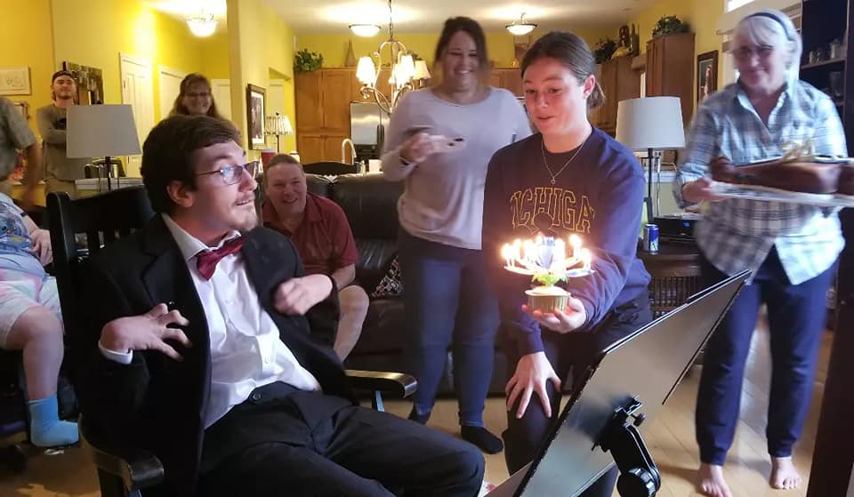 LimestoneTrio's tweet photo. Happy 24th birthday to our dear friend and biggest fan, Liam!! 🥳🎉🎂🎈🎶

#HappyBirthday #BirthdayParty #LiveMusic #LiveStrings #StringTrio #ygk #ygkMusic https://t.co/MiWhMw5g7d