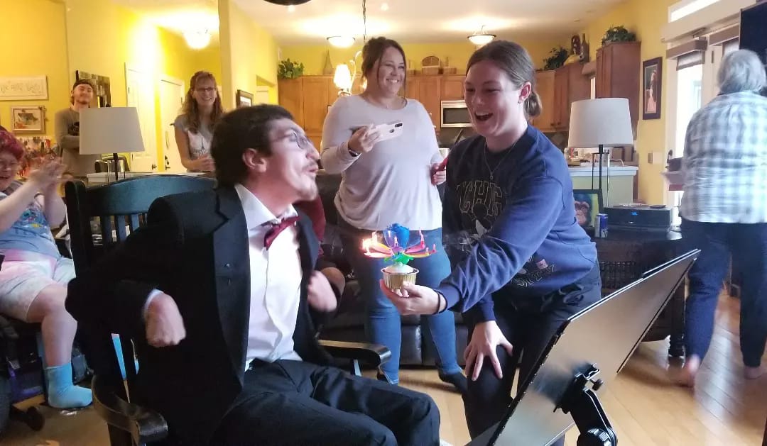 LimestoneTrio's tweet photo. Happy 24th birthday to our dear friend and biggest fan, Liam!! 🥳🎉🎂🎈🎶

#HappyBirthday #BirthdayParty #LiveMusic #LiveStrings #StringTrio #ygk #ygkMusic https://t.co/MiWhMw5g7d