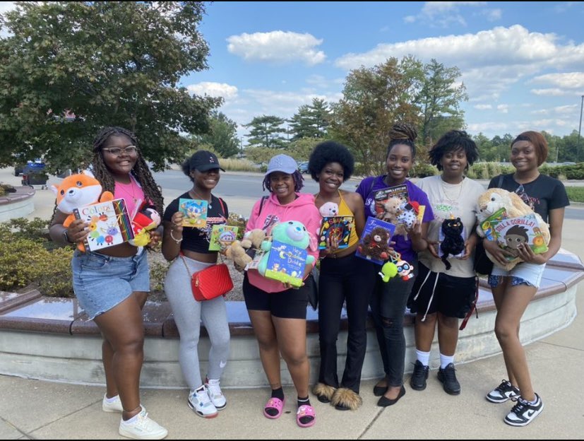 VFFM_SIUC_'s tweet photo. VFFM x BWTF 
(BAC Volunteer Day) 

Book and Stuffed Animal Donations to Conscience Books! https://t.co/aebG2h6HyM