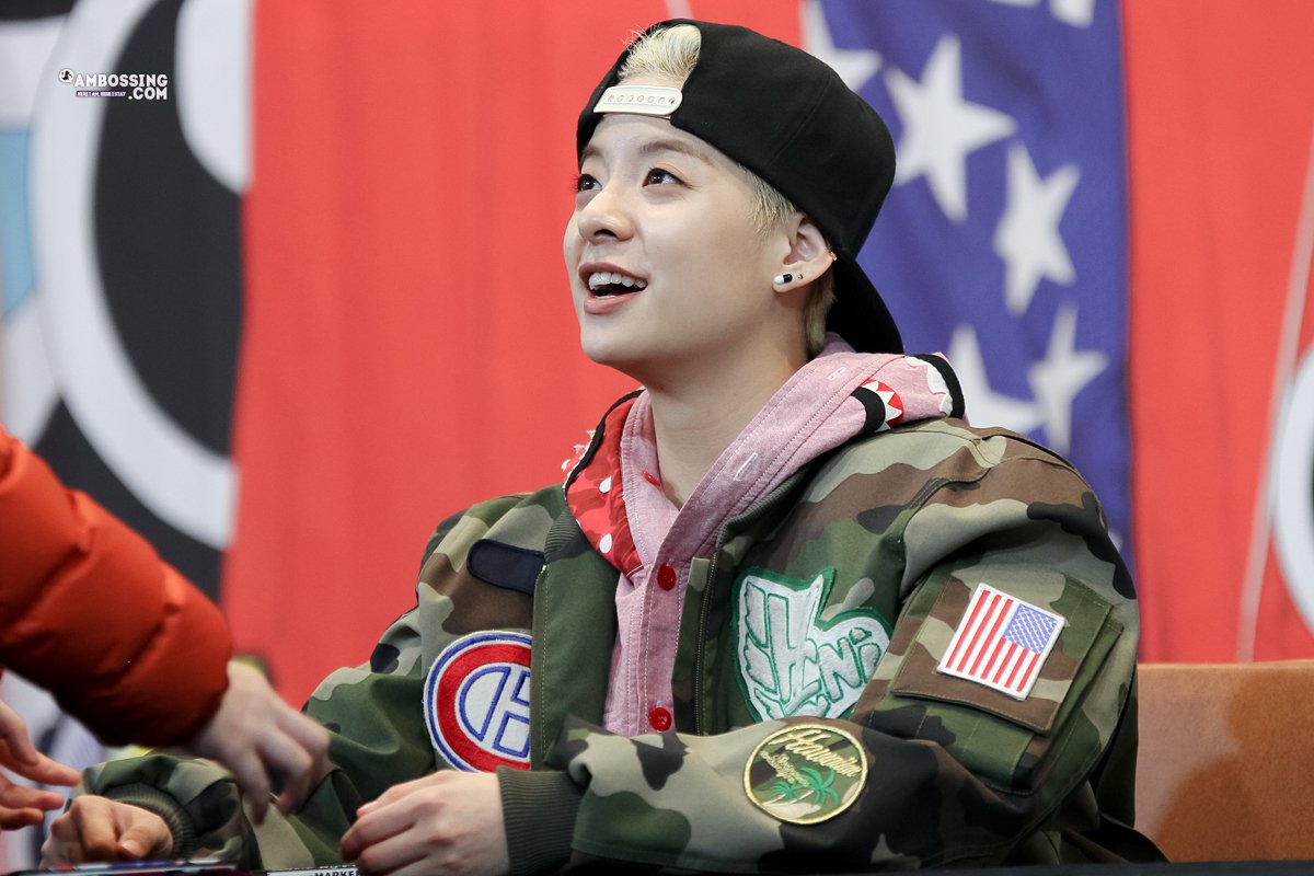 everyfxhour's tweet photo. 📸 150222 Amber @ Beautiful fansign in Daejeon

(cr in the pics) https://t.co/7VdGfjKD9h