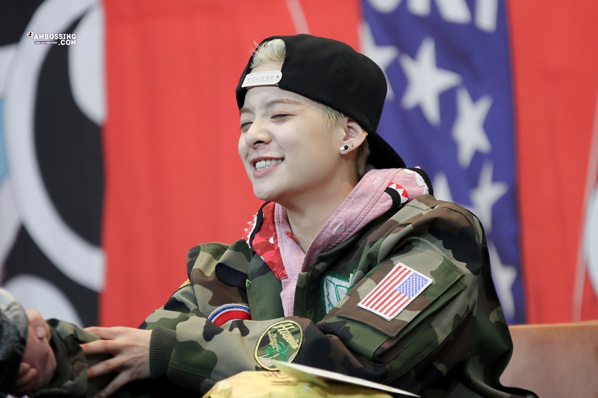 everyfxhour's tweet photo. 📸 150222 Amber @ Beautiful fansign in Daejeon

(cr in the pics) https://t.co/7VdGfjKD9h