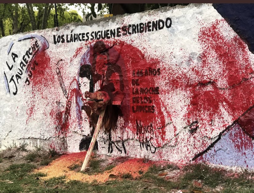 momobufon's tweet photo. Viste cuando te haces el militante y queres bajar línea haciendo murales y te sale mal!! Bueno eso!!🤣🤷🏻♂️🃏#laguerradelfibron #ChauBaby #VanACorrer #fibron #ElPeorGobiernoDeLaHistoria #NewYork @mayrasmendoza #ConflictoDeIntereses #PPT #Majul https://t.co/Af1zRB8Nv8