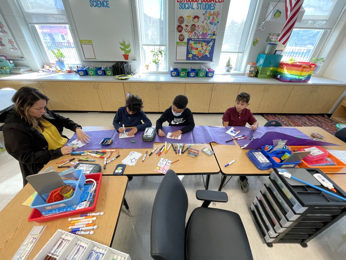 RCSDsch22's tweet photo. Mr. Cruz’s class made a mural as part of the Hispanic Heritage month celebration. The mural says: Having two languages is having two worlds. Thanks Ms. Hauck for your help! https://t.co/12tbj8XyAc