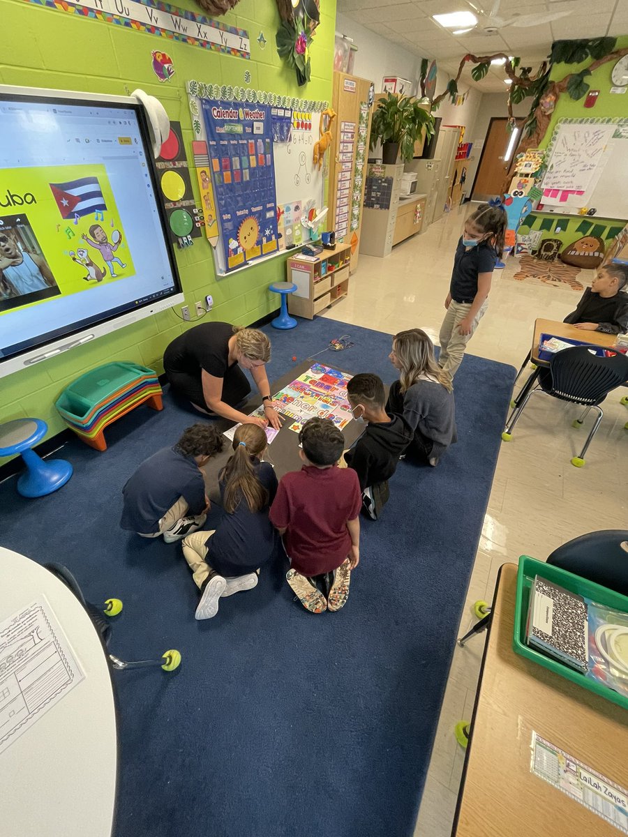 RCSDsch22's tweet photo. Mr. Cruz’s class made a mural as part of the Hispanic Heritage month celebration. The mural says: Having two languages is having two worlds. Thanks Ms. Hauck for your help! https://t.co/12tbj8XyAc