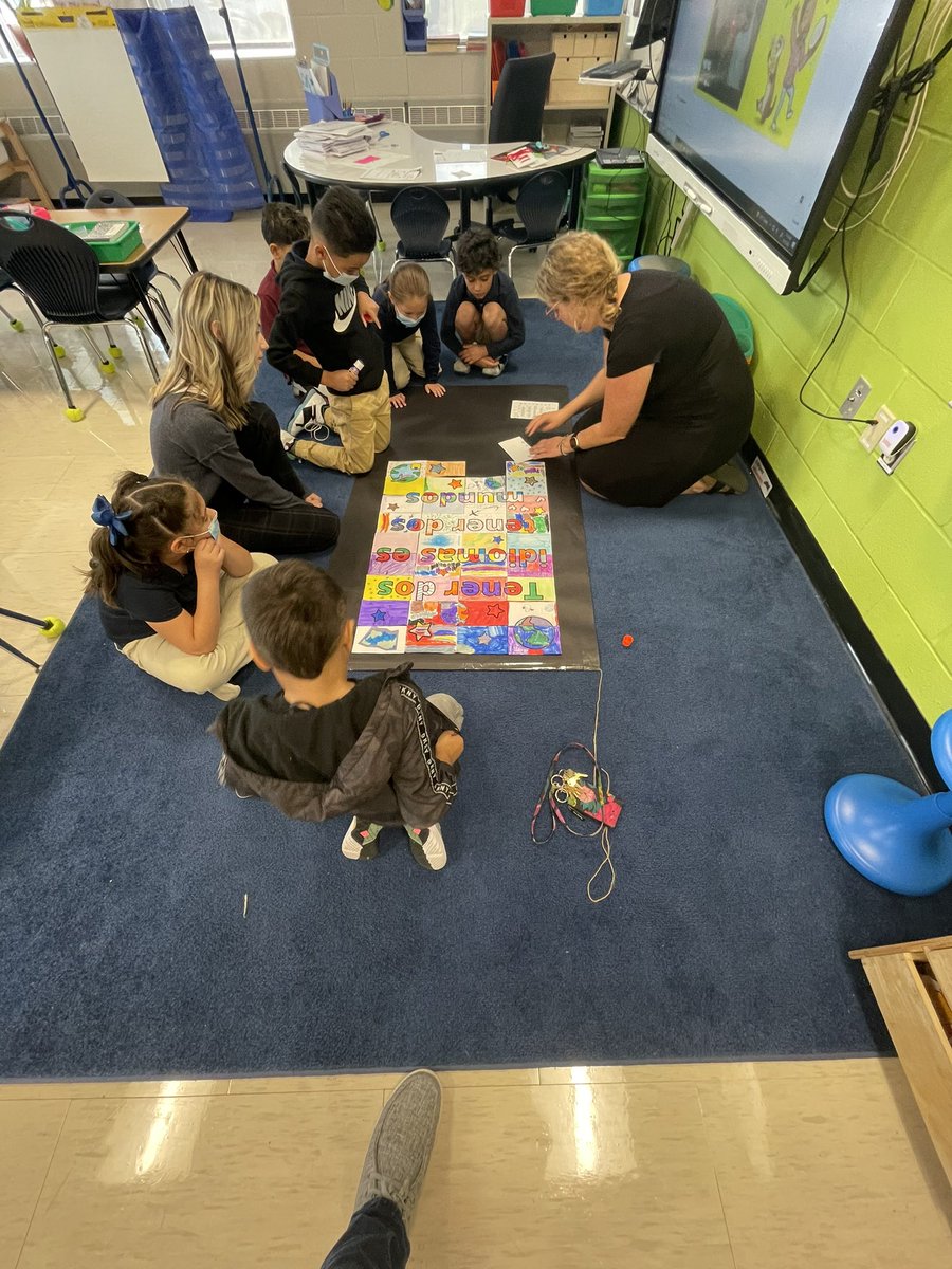 RCSDsch22's tweet photo. Mr. Cruz’s class made a mural as part of the Hispanic Heritage month celebration. The mural says: Having two languages is having two worlds. Thanks Ms. Hauck for your help! https://t.co/12tbj8XyAc
