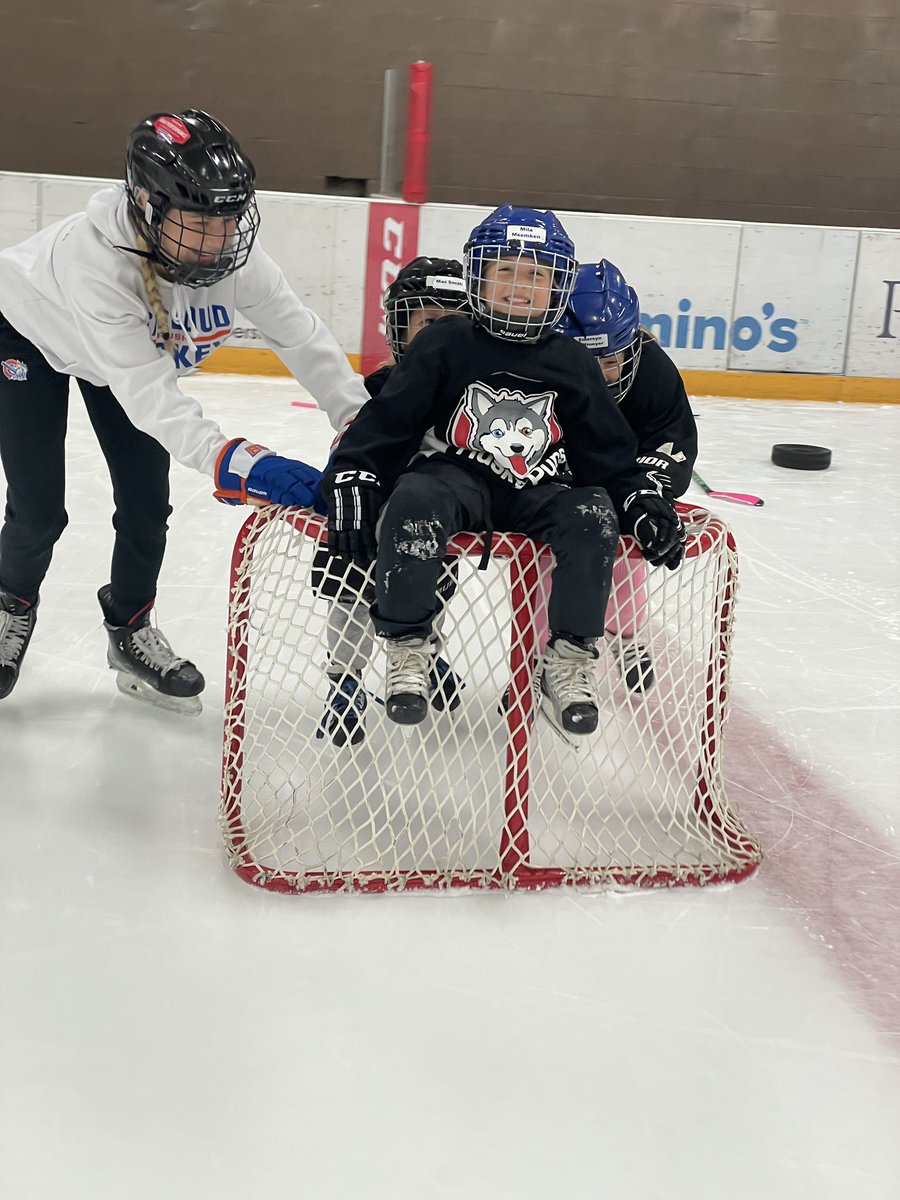 Great having 10 Crush players helping out <a href="/HuskyPupsHockey/">HuskyPupsHockey</a> today. Only for a few pictures of the girls who went to Coach’s station!!
#crushinit #givingbacktothegame #rolemodels