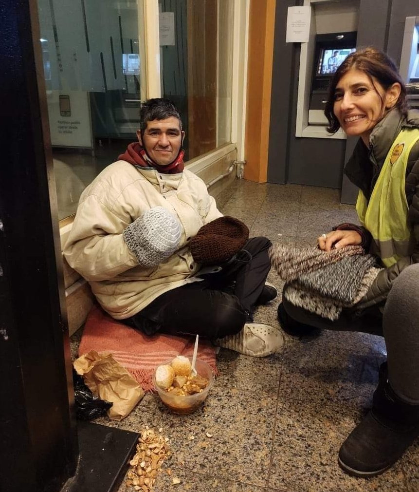 SUMATE COMO VOLUNTARIO PARA LOS RECORRIDOS
Con frío, calor, lluvia, ellos están ahí.
Saben que vamos a llegar con un plato con comida calentita, un café y una charla.
Y necesitamos de vos los viernes de 19.45 a 23 hs.
Déjanos tu celular por privado y nos ponemos en contacto 😍