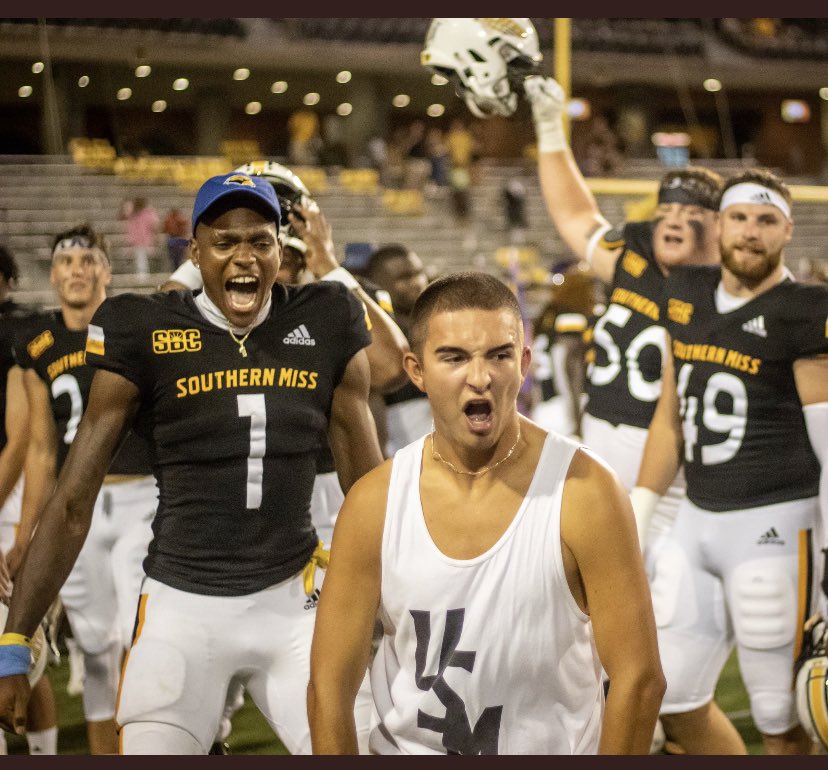 Slideweezy's tweet photo. Caption this❗️😂 #EagsWin🦅💛🖤#StoneCold @lott_stone https://t.co/zQShYxntlb