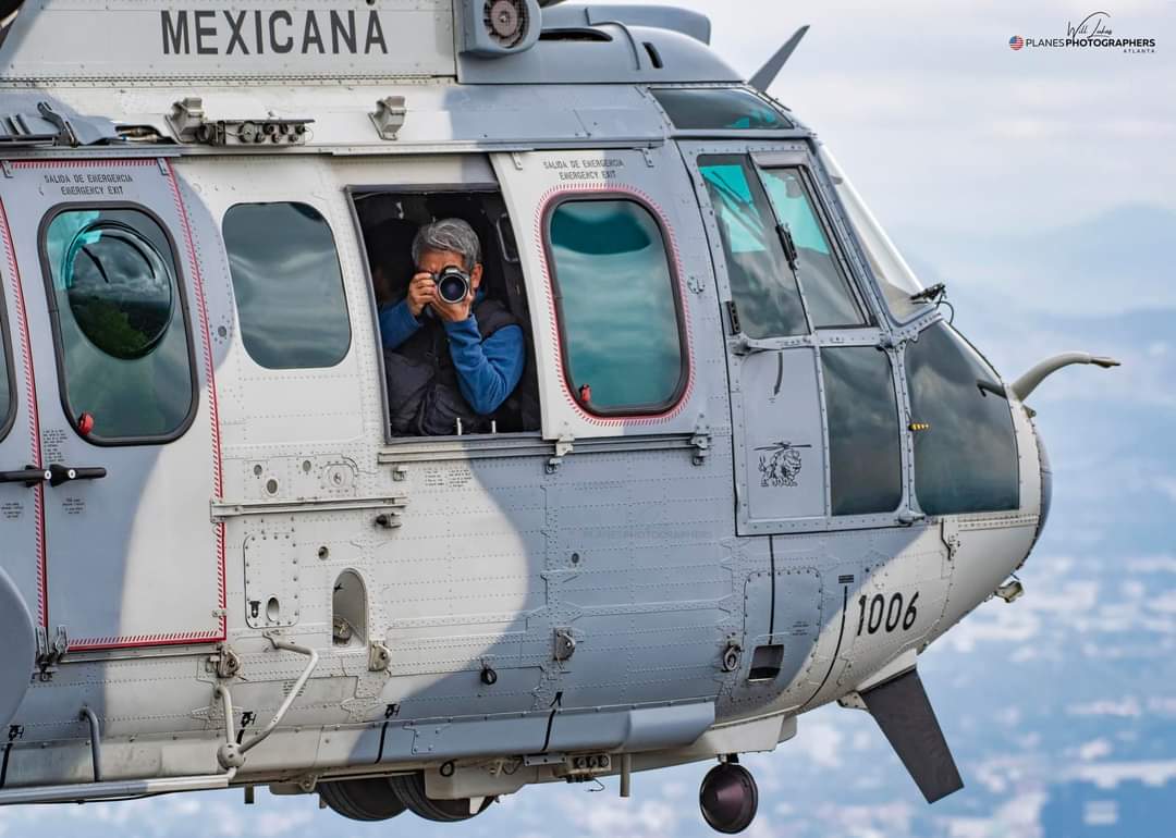alejandree3's tweet photo. Reportero de @Radio_Formula, @merazr, @poloespejel, @lopezdoriga sorprendido! 📸
#EC725 #Cougar #FAM
Día de la Independencia 🚁🇲🇽
créditos: Will Lukas/Facebook ©ver foto https://t.co/ZgsJDSyB07