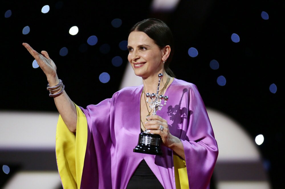 binochedaily's tweet photo. Juliette Binoche receiving the Donostia Awards tonight at the #70SSIFF ⭐️

“I would also like to thank my faithful travelling companion: silence. Silence is a presence. Before a take, before performing, silence is strength…” - Juliette Binoche https://t.co/FRwtbyEMQ1
