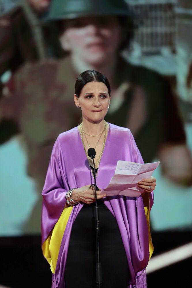 binochedaily's tweet photo. Juliette Binoche receiving the Donostia Awards tonight at the #70SSIFF ⭐️

“I would also like to thank my faithful travelling companion: silence. Silence is a presence. Before a take, before performing, silence is strength…” - Juliette Binoche https://t.co/FRwtbyEMQ1
