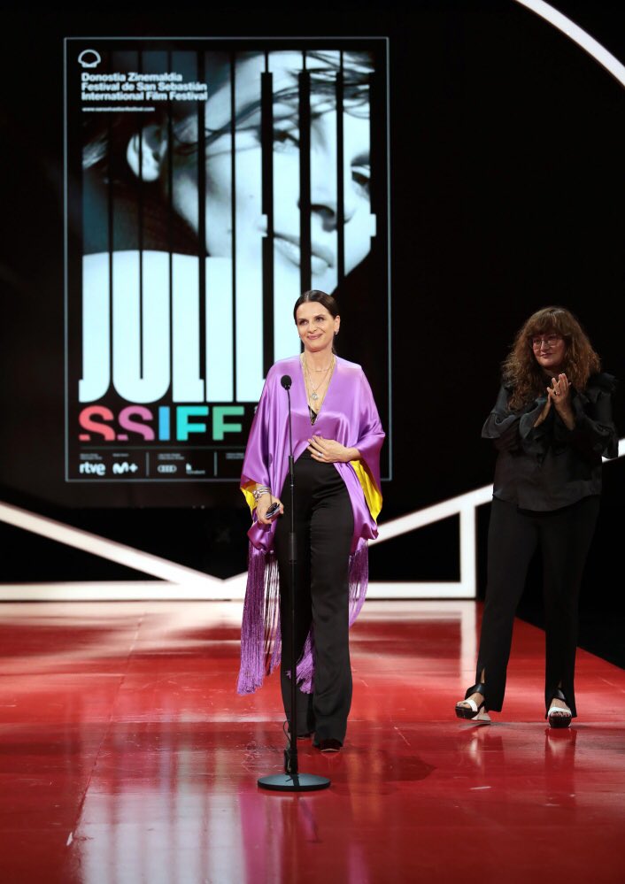 binochedaily's tweet photo. Juliette Binoche receiving the Donostia Awards tonight at the #70SSIFF ⭐️

“I would also like to thank my faithful travelling companion: silence. Silence is a presence. Before a take, before performing, silence is strength…” - Juliette Binoche https://t.co/FRwtbyEMQ1