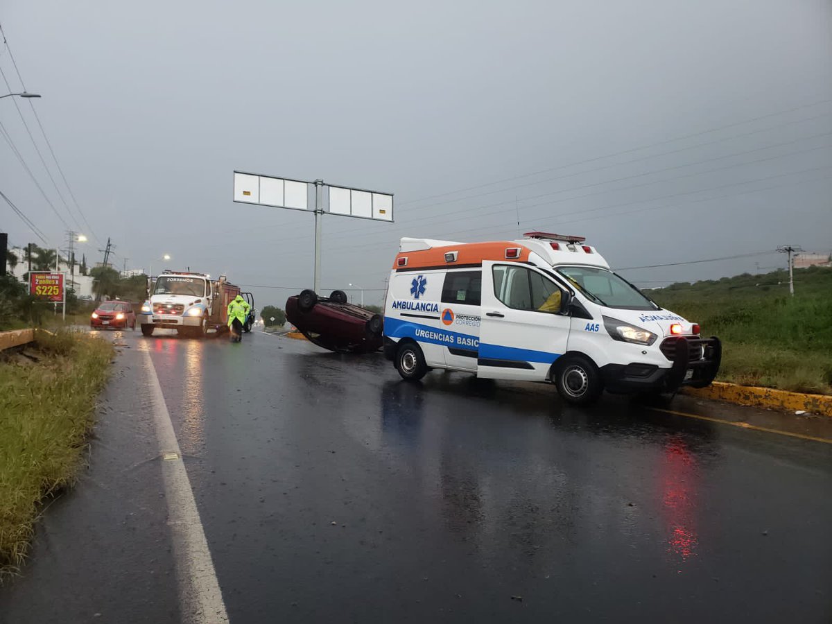 #AlMomento 

Se registra #AccidenteVehicular por volcadura 📍en Libramiento Sur Poniente en la incorporación a Avenida Camino Real.
En el lugar se encuentra personal paramédico y de rescate de Protección Civil Corregidora trabajando en coordinación con Seguridad Pública.