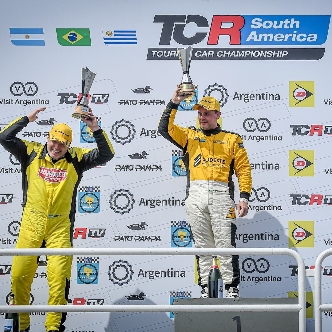 CarburandoTV's tweet photo. #TCRSouthamerica El finde en el Gálvez dejó los primeros títulos de la temporada. 🥇

#FabioCasagrande 🇧🇷 se quedó con la #CopaTrophy y el @PMOMotorsport 🇦🇷 ganó el campeonato de equipos.

Sólo resta definir el título en el campeonato de pilotos, donde lidera @FabricioPezzini 🇦🇷. https://t.co/PVHSIg5nXd