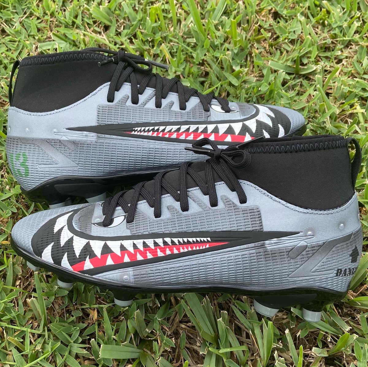 NachoShoe's tweet photo. Custom painted Warhawk themed Nike cleats.

#NachoShoe #Nike #customshoes #sneakerhead #sneakergallery #sneakercollection #sneakercon #customkicks  #sneakeraddict #lacedsociety #nikesoccer #customcleats #warhawk https://t.co/Q6bSYdyV74