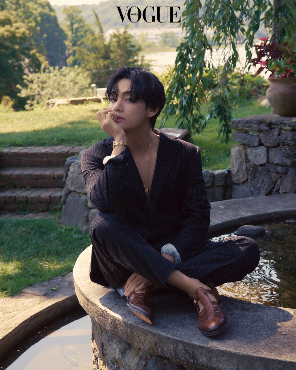 hourlyvmk's tweet image. KIM TAEHYUNG FOR VOGUE KOREA: A THREAD