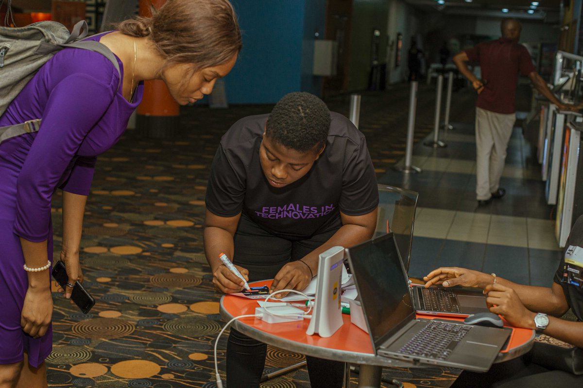 iam_maryakpan's tweet photo. Over the weekend I got a chance to volunteer at @DesignersConnectUyo
Shout-out to @fof_uyo for the opportunity.
#fofuyo #fofafrica #DesignersConnectUyo #designersconnect https://t.co/sAPqtJsI60