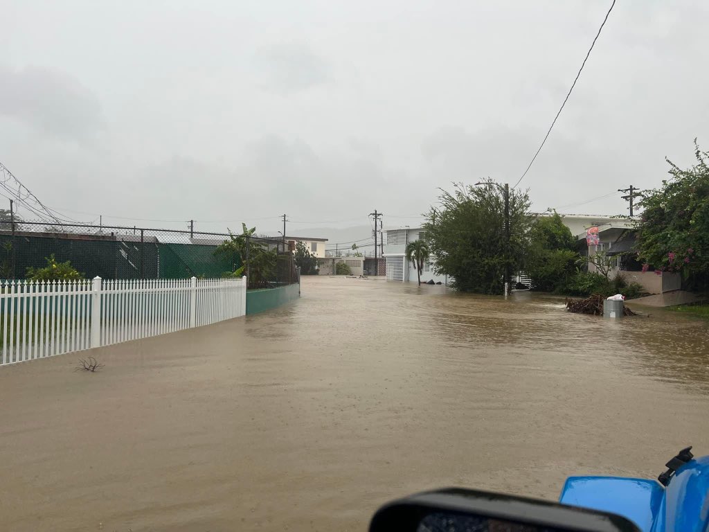 Motinsitepegas's tweet image. Lo que pasó —y continuará pasando por las próximas horas— en Santa Juana y Villa Blanca, en Caguas, es de terror. Casas y carros bajo agua por #FionaPR.

Río Caguitas y Borinquen fuera de cauce.

Alcalde, Policia y Manejo de Emergencias han realizado varios rescates. #PuertoRico