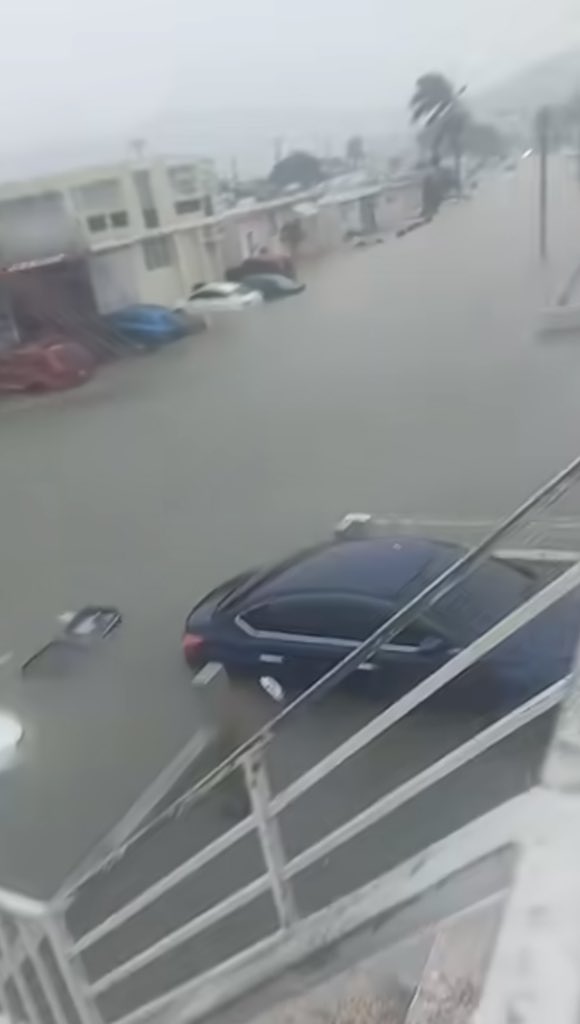 Motinsitepegas's tweet image. Lo que pasó —y continuará pasando por las próximas horas— en Santa Juana y Villa Blanca, en Caguas, es de terror. Casas y carros bajo agua por #FionaPR.

Río Caguitas y Borinquen fuera de cauce.

Alcalde, Policia y Manejo de Emergencias han realizado varios rescates. #PuertoRico