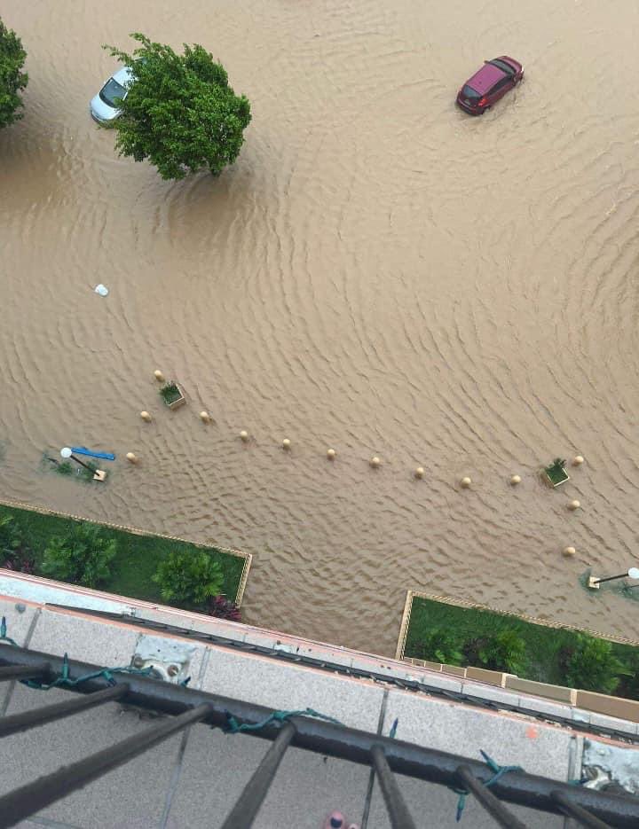 Motinsitepegas's tweet image. Lo que pasó —y continuará pasando por las próximas horas— en Santa Juana y Villa Blanca, en Caguas, es de terror. Casas y carros bajo agua por #FionaPR.

Río Caguitas y Borinquen fuera de cauce.

Alcalde, Policia y Manejo de Emergencias han realizado varios rescates. #PuertoRico