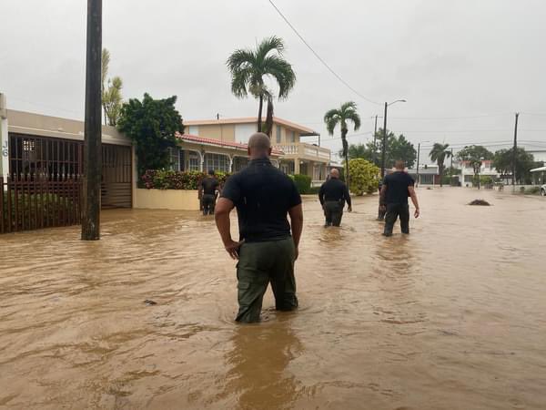 Motinsitepegas's tweet image. Lo que pasó —y continuará pasando por las próximas horas— en Santa Juana y Villa Blanca, en Caguas, es de terror. Casas y carros bajo agua por #FionaPR.

Río Caguitas y Borinquen fuera de cauce.

Alcalde, Policia y Manejo de Emergencias han realizado varios rescates. #PuertoRico