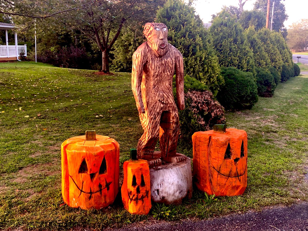 Spotted this masterpiece in #SchuylkilllCounty #art #fall #chainsawArt #HappyHalloween #fallvibes #pumpkinszn