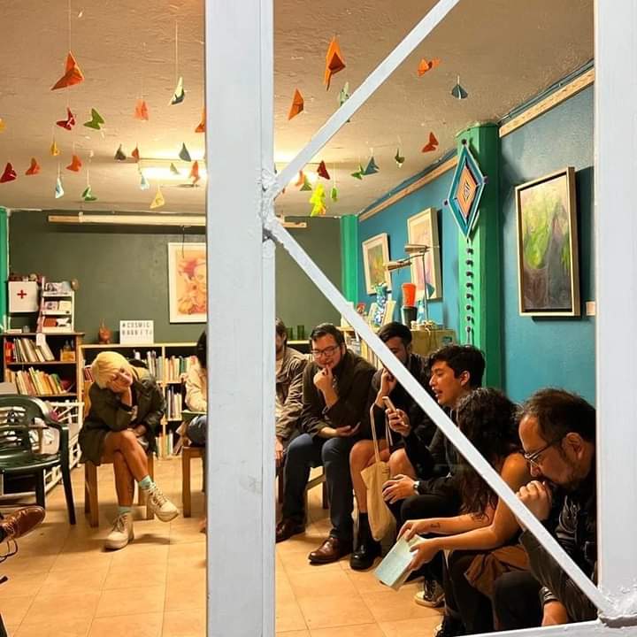 Leyendo. <a href="/PlasticoRevista/">Plástico: Revista Literaria</a> en Clandestina ✨

Fotografía: <a href="/dulzorada/">Dulzorada Press</a>