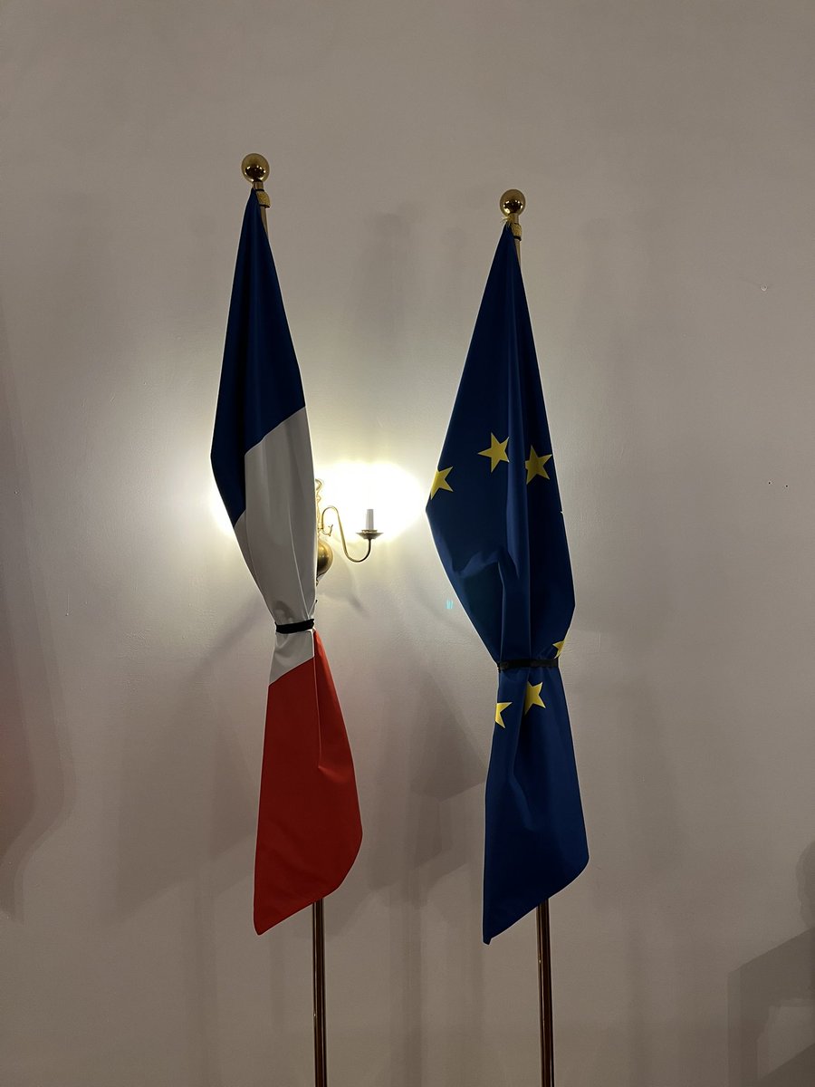 Хатан Хаан II Элизабэтийг эцсийн замд нь үдэж буй энэ өдөр Францын нийт ЭСЯ, Консулын газруудын адил Монгол 🇲🇳 дахь Францын ЭСЯам далбаагаа бөхийлгөн эмгэнэл илэрхийлж бн. Амгалан нойрсох болтугай! 🇬🇧 🇫🇷 
#queensfuneral