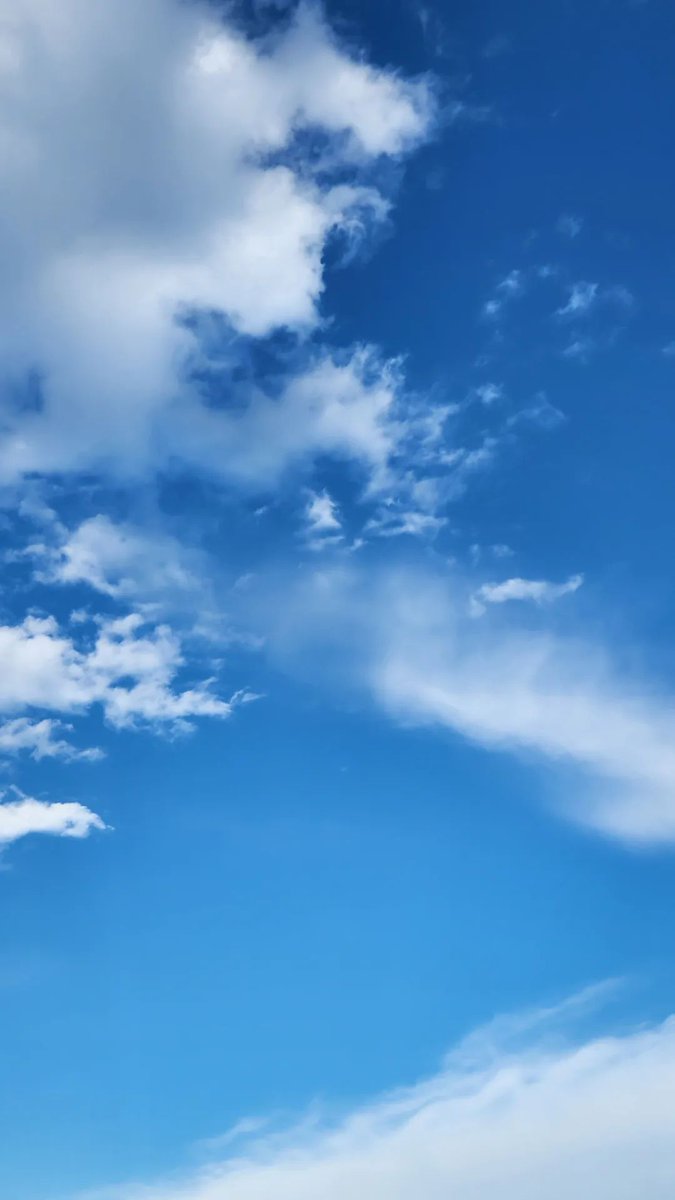AUGSUTD's tweet image. It's finally Monday again today. Here's a picture of a lovely blue sky that I took as a lucky charm, hoping that everyone will be having a marvelous day ahead!