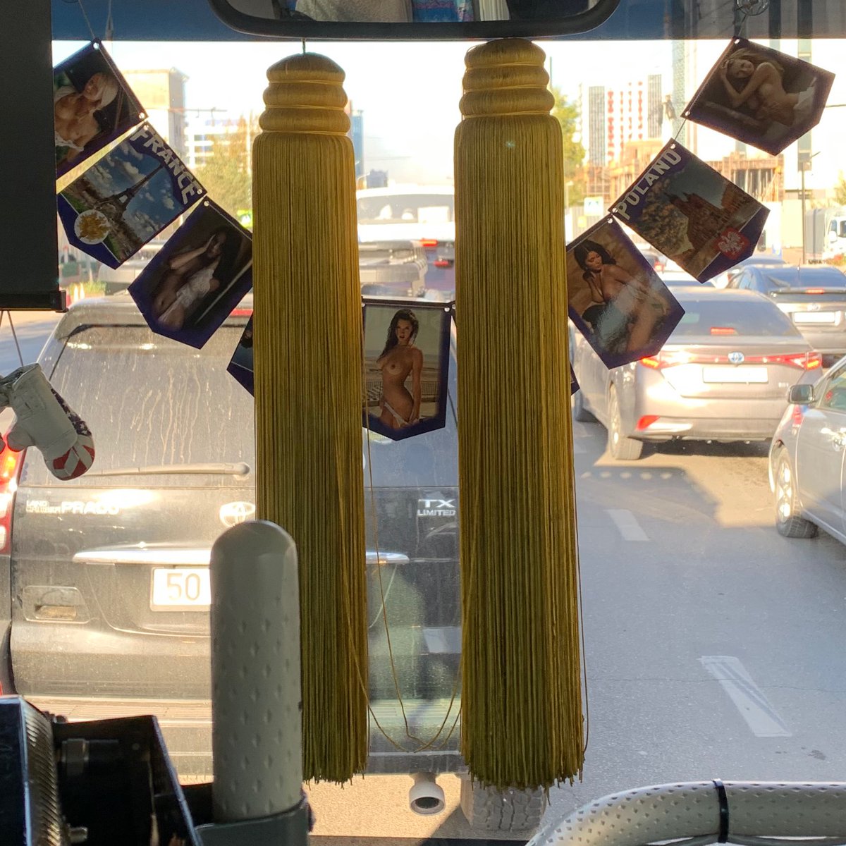 Нийтийн тээвэрт явж байгаа зарим жолооч нар иймэрхүү өөрийнхөө өрөөнд бгам шиг зүйлс нааж, унжуулмааргүй л бгам
Зөндөө насанд хүрээгүй хүүхдүүд тээвэрлэж байж 
Тхдэ бас наана нь нэг шашны юм унжуулцн бгама 🥲