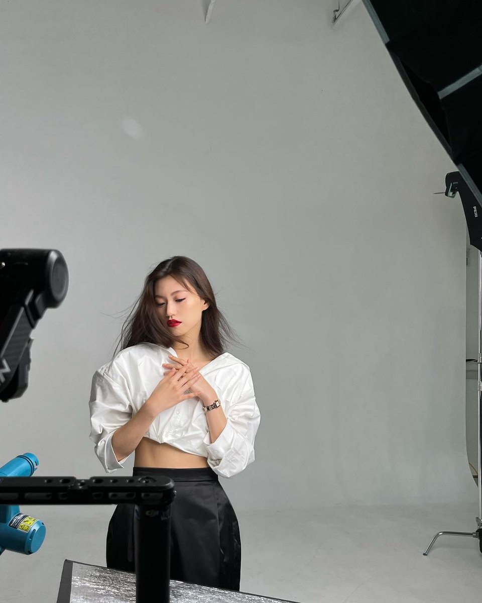 doyeokn's tweet photo. ㅤ

We all need exquisite boost that stars adore wholeheartedly; to shine as a little cynosure with dazzling visage. I’m here to strike a pose and start possessing, spreading its luscious perfume of the enchantment. 

ㅤ https://t.co/FW7tZjP86V