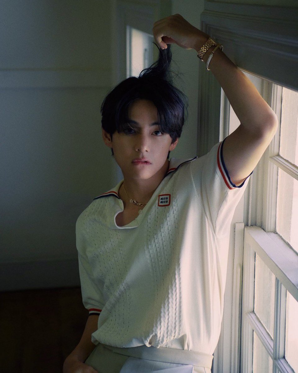 archivefortae's tweet photo. how is taehyung even real?!? https://t.co/s3011eYxYn