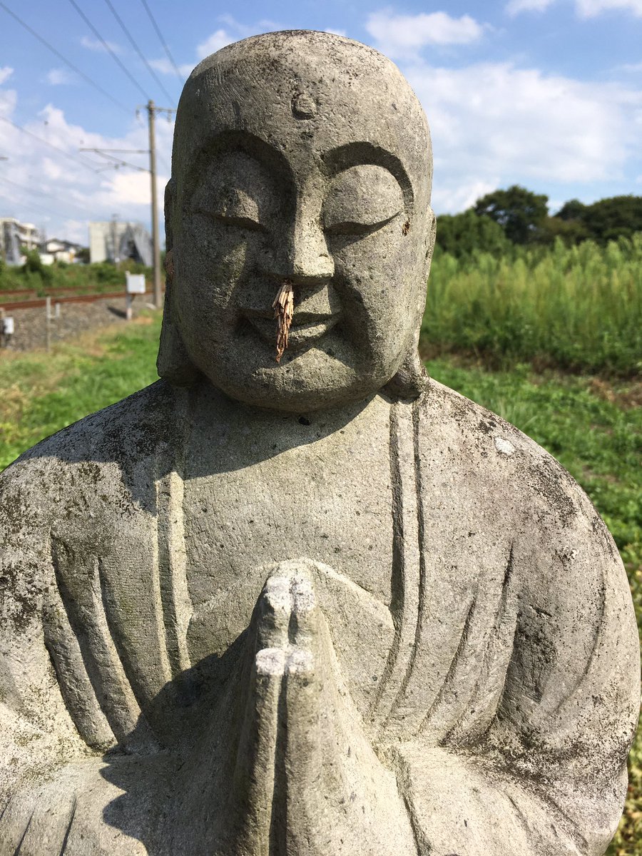 MJin63578283's tweet photo. 思わず２度見👀
子どものイタズラではなくミノムシ🙀
御利益があるのか罰当たりなのか😓
#交通安全　#線路 https://t.co/OY9aYTwBRX