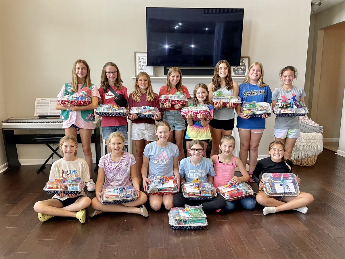CatherineOtt27's tweet photo. Our GS troop made 15 “birthday boxes” to donate to @ROLakota. Each box contains cake mix, icing, sprinkles, candles and other items to help the recipient celebrate their special day. I’m so proud of these girls 💚 #GirlScouts #BronzeAward #ProudLeader https://t.co/u6xa82NVVK
