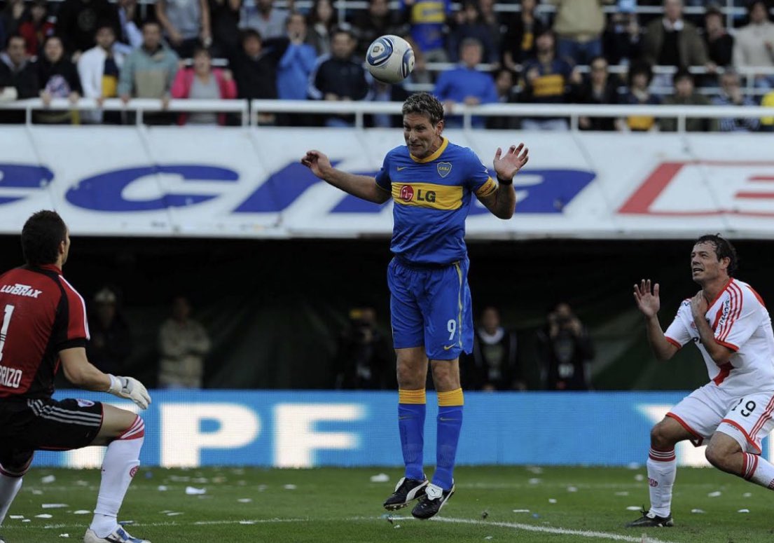 El verdadero empujoncito. 

Y sin casco,  a pelo…