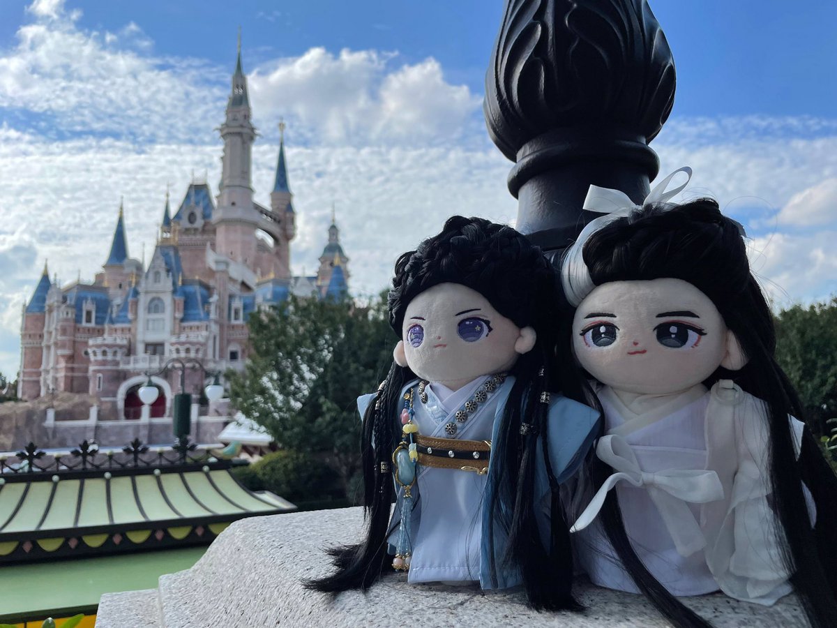Ecoooooli's tweet photo. Yexie in Disneyland 🎠🎢🎡
Photo taken by 玄不救非的kanda (Weibo)
Happy #yexieweek2022 !
#Yexie #yexieweek https://t.co/ToHVLeuoev
